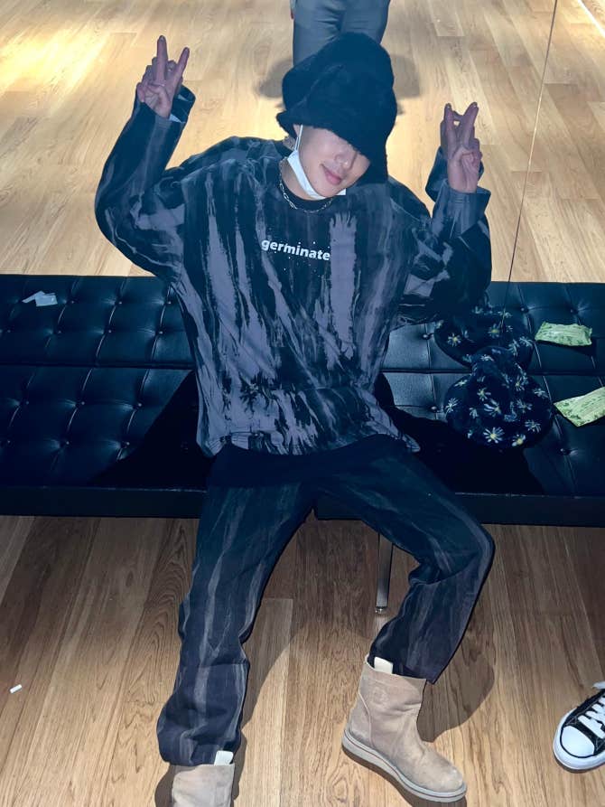 WINNER Community Posts - 몸은 무겁지만 마음은 가벼운 느낌💙 - YOON