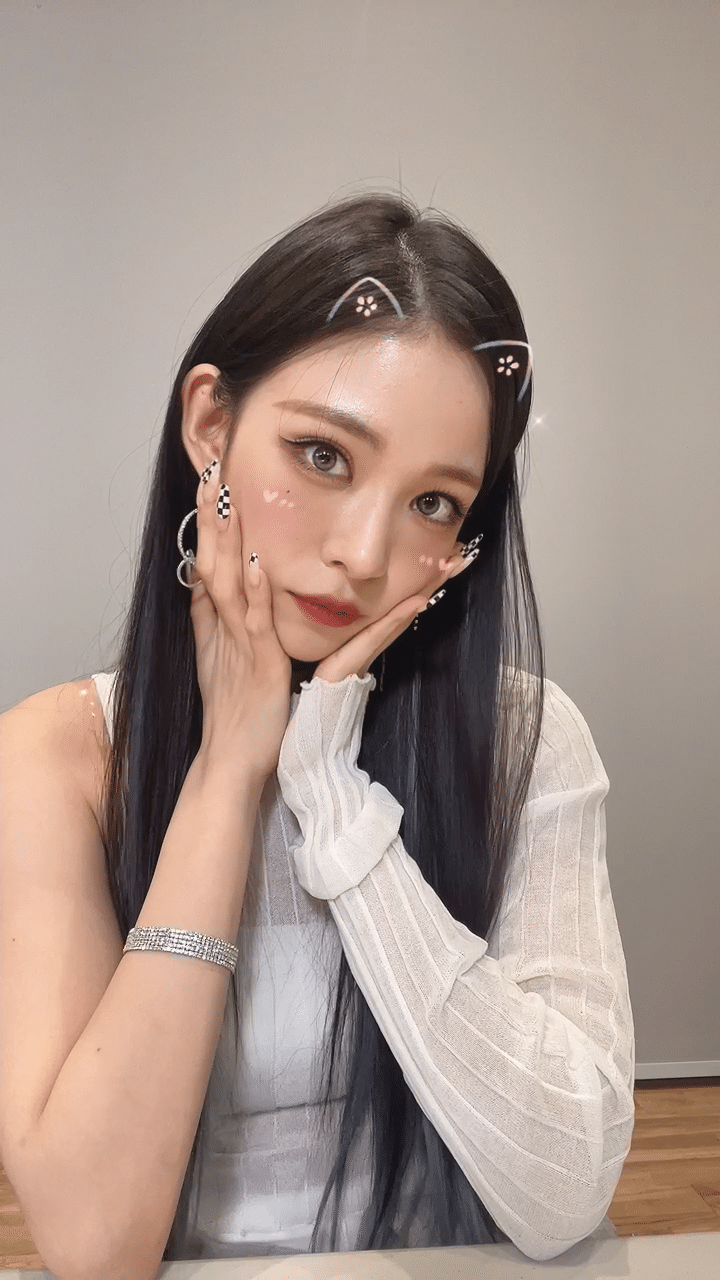 fromis_9 커뮤니티 포스트 - 💌Introducing fromis_9's LEE CHAE YOUNG to you!💌 ⭐  Name : LEE CHAE YOUNG ⭐ Date of birth : May 14, 2000 ⭐ Blood type : B ⭐  Nickname :