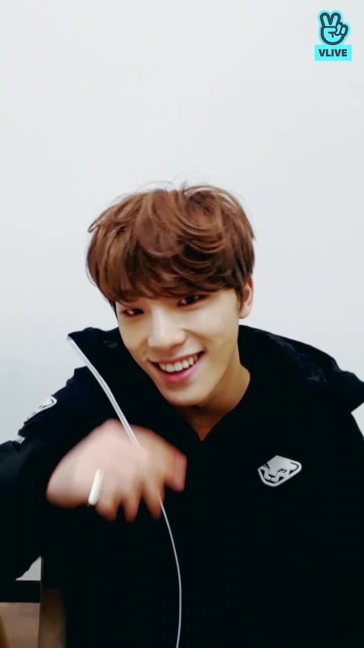 [SEVENTEEN] 찬이의 깜짝 등장 🤔 SEVENTEEN Weverse LIVE - SEVENTEEN
