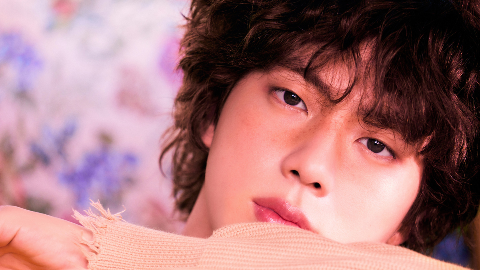 진 (Jin) 'The Astronaυt' Concept Photo - Land on Earth