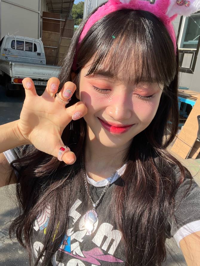Stayc Community Posts - 이걸 원하나 혹쉬이~~?!🐰 - Sumin