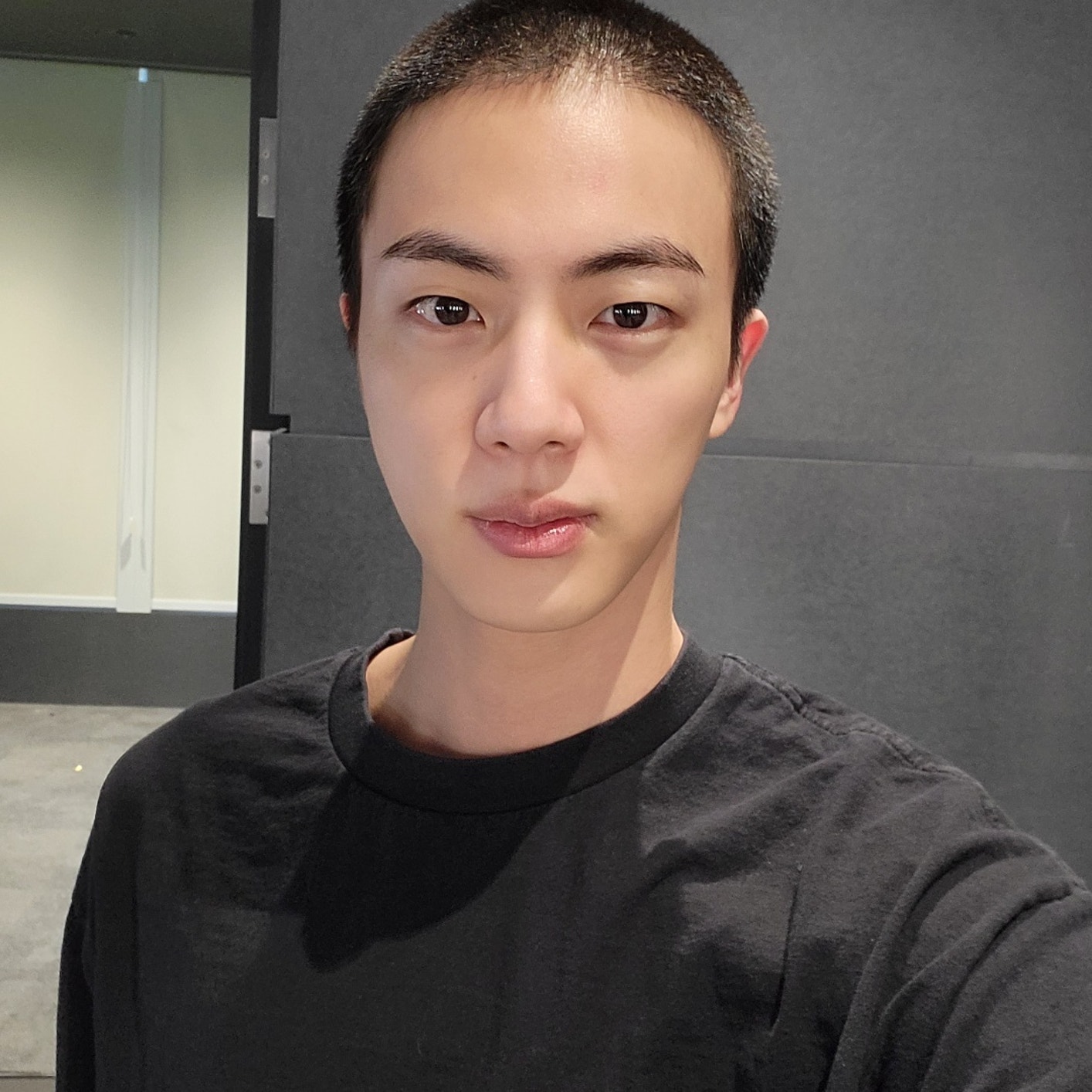 Weverse_7a462.jpg?type=s1414_1414_stopgif