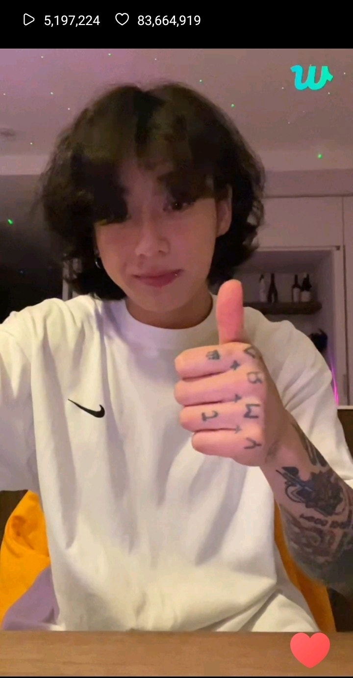 Weverse_724c9.jpg?type=e1414_1414_stopgif